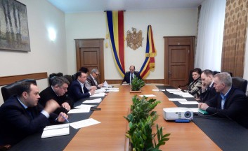 Negocieri colective la MAI 004