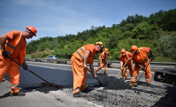 Hungary-road-workers-worst-1080x720