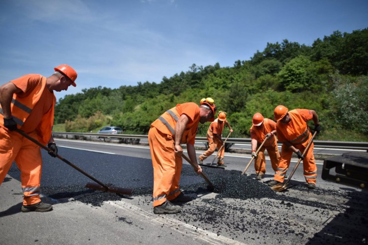 Hungary-road-workers-worst-1080x720