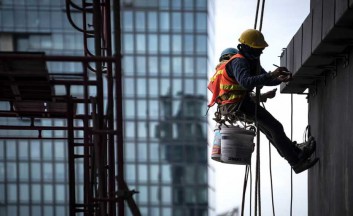 construction-worker-wearing-safety-harness-and-safety-line-working-at-high-place-1024x512