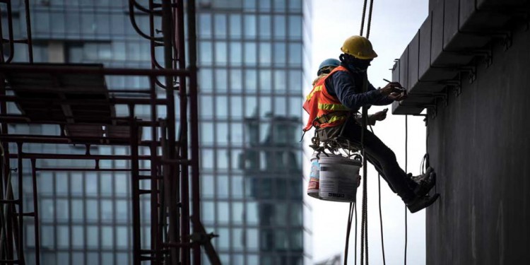 construction-worker-wearing-safety-harness-and-safety-line-working-at-high-place-1024x512